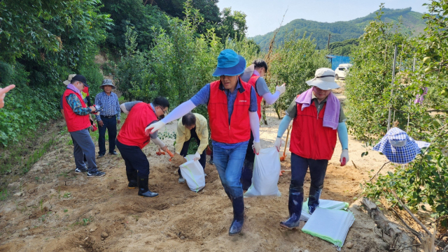 6일 경북도의회 사무처 간부공무원 전원이 휴일을 반납하고 영주시 순흥면 수해 복구작업에 구슬땀을 흘렸다. 경북도의회 제공