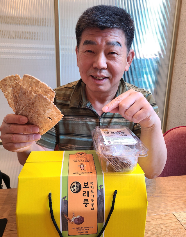 오순기 엄지영지버섯 대표가 출시를 앞둔 영지보리누룽지 