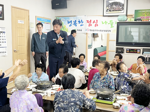 7일 청송군 청송읍 이웃사랑 지역사회보장협의체(민간위원장 천용자)가 청운리 경로당에서 어르신 100여 명에게 점심을 대접했다. 이 자리에 참석한 윤경희 청송군수가 어르신들께 인사말을 전하는 모습. 청송군 제공
