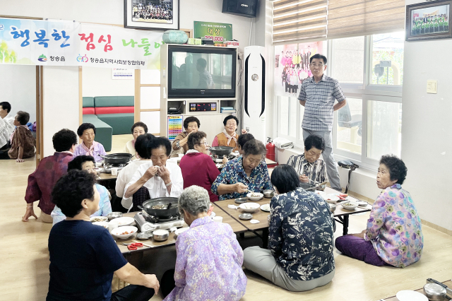 7일 청송군 청송읍 이웃사랑 지역사회보장협의체(민간위원장 천용자)가 청운리 경로당을 찾아 어르신 100여 명에게 점심을 대접했다. 청송군 제공