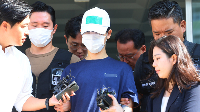 인천의 한 아파트 복도에서 출근하던 옛 연인을 살해한 혐의 등으로 구속된 30대 남성 A씨가 28일 오전 인천 논현경찰서에서 검찰로 송치되고 있다. 연합뉴스