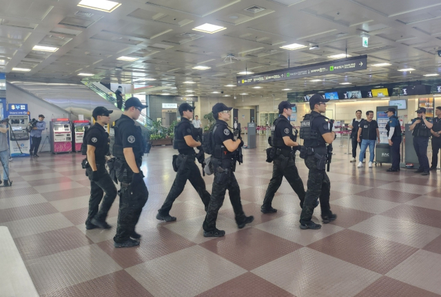 지난 6일 오후 11시 16분 한 인터넷 커뮤니티 사이트에 대구공항 폭탄 테러와 살인예고에 관한 게시글이 올라온 가운데, 경찰이 대대적인 수색 작업에 나섰다. 김주원 기자