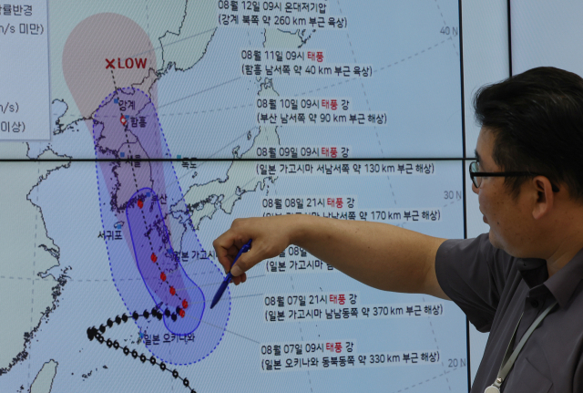 제6호 태풍 카눈이 한반도를 관통할 것으로 예상되는 가운데 7일 오후 서울 동작구 기상청 정책브리핑실에서 우진규 통보관이 태풍 예상 경로 등을 설명하고 있다. 연합뉴스