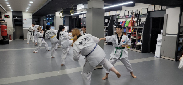 대구 북구 침산동 태권도장 한미르 태권도장에서 수강생들이 태권도와 호신술을 배우고 있다. 한미르 해동도장 제공