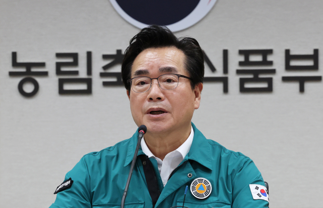 정황근 농림축산식품부 장관이 7일 오후 세종시 정부세종청사에서 제6호 태풍 카눈 대처상황 및 대응방향 점검 회의를 주재하고 있다. 연합뉴스