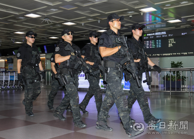 7일 대구국제공항 여객청사에서 경찰특공대원들이 테러와 강력범죄에 대비해 순찰을 하고 있다. 전날 밤 대구공항에 폭탄 테러를 하겠다는 글이 온라인 커뮤니티에 올라와 경찰이 대대적인 수색을 벌였으나 실제 위험물이 발견되지는 않았다. 우태욱 기자 woo@imaeil.com