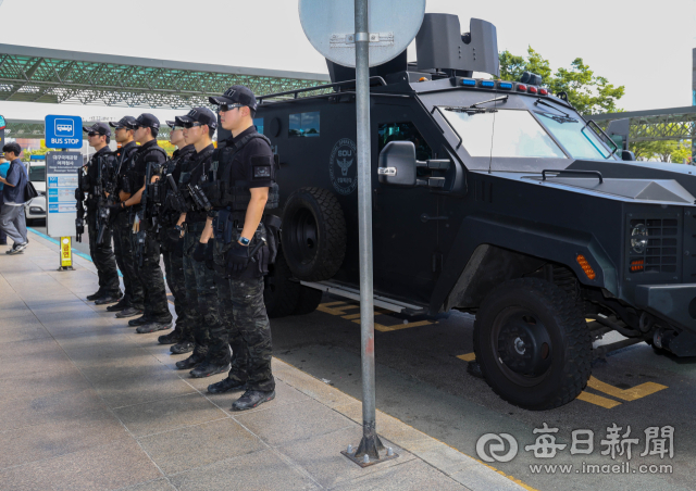 지난 7일 대구국제공항 여객청사에서 경찰특공대원들이 테러와 강력범죄에 대비해 순찰을 하고 있다. 전날 밤 대구공항에 폭탄 테러를 하겠다는 글이 온라인 커뮤니티에 올라와 경찰이 대대적인 수색을 벌였으나 실제 위험물이 발견되지는 않았다. 우태욱 기자 woo@imaeil.com