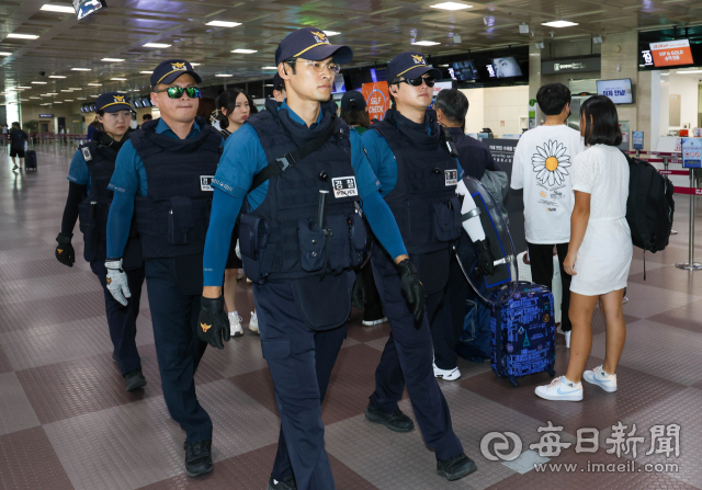 지난 7일 대구국제공항 여객청사에서 경찰이 테러와 강력범죄에 대비해 순찰을 하고 있다. 매일신문 DB