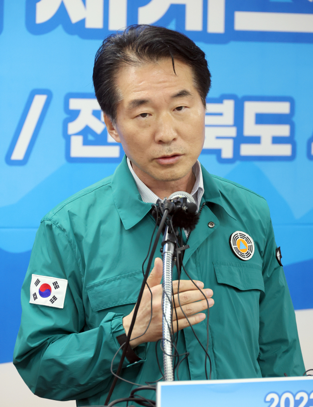 김성호 행정안전부 재난안전본부장이 7일 전북 부안군 잼버리장 브리핑룸에서 잼버리 야영지 철수 계획을 설명하고 있다. 연합뉴스