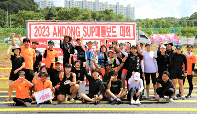 안동시체육회와 안동시요트협회는 지난 6일 낙동강 스탠드업 패들보드 대축제를 마련했다. 안동시 제공