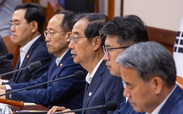 한덕수 국무총리가 8일 오전 서울 종로구 정부서울청사에서 열린 국무회의에 참석해 태풍 6호 카눈 대비와 세계 잼버리 관련 발언을 하고 있다. 연합뉴스