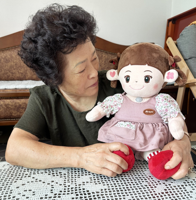 청송지역 한 어르신이 AI 돌봄로봇 