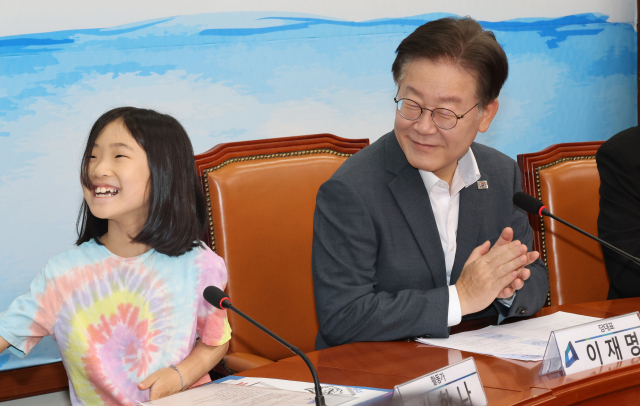 더불어민주당 이재명 대표가 8일 국회에서 열린 후쿠시마 핵 오염수 저지를 위한 아동, 청소년, 양육자 간담회에 참석하고 있다. 연합뉴스