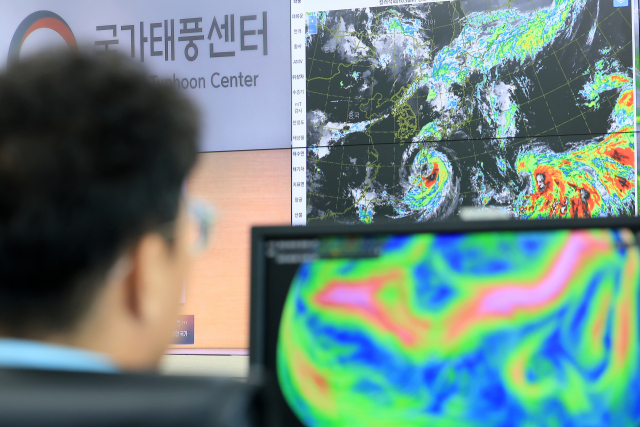 8일 제주 서귀포시 남원읍 한남리 국가태풍센터에서 센터 관계자들이 한반도를 향해 북상 중인 제6호 태풍 카눈의 경로 등을 감시·분석하고 있다. 연합뉴스