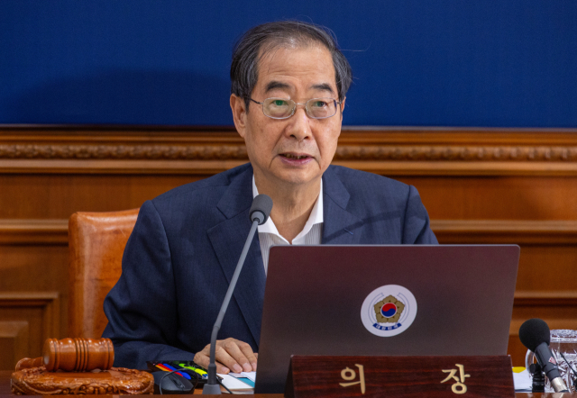한덕수 국무총리가 8일 오전 서울 종로구 정부서울청사에서 열린 국무회의에 참석해 태풍 6호 카눈 대비와 세계 잼버리 관련 발언을 하고 있다. 연합뉴스