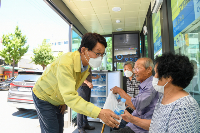 박남서 영주시장이 스마트 승강장을 방문, 버스를 기다리는 시민들에게 시원한 생수를 나눠주고 있다. 영주시 제공