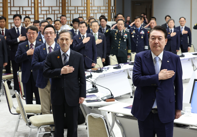 윤석열 대통령이 8일 서울 용산 대통령실 청사에서 열린 국방혁신위원회 2차 회의에서 국기에 경례하고 있다. 연합뉴스