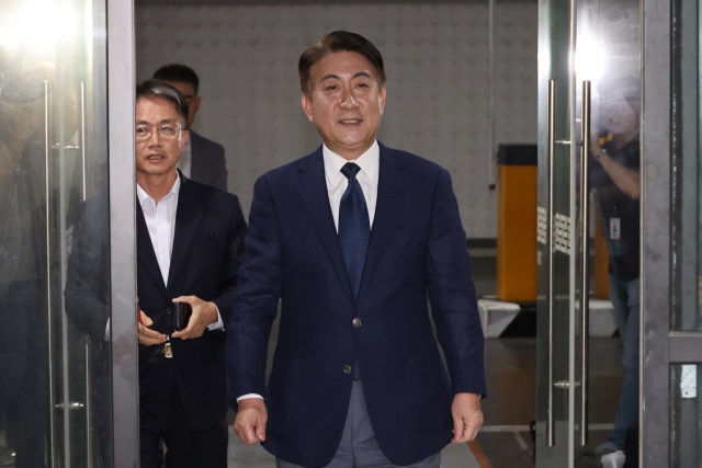 이동관 방송통신위원장 후보자가 8일 오후 정부과천청사 인근에 마련된 인사청문준비단 사무실로 들어가고 있다. 연합뉴스