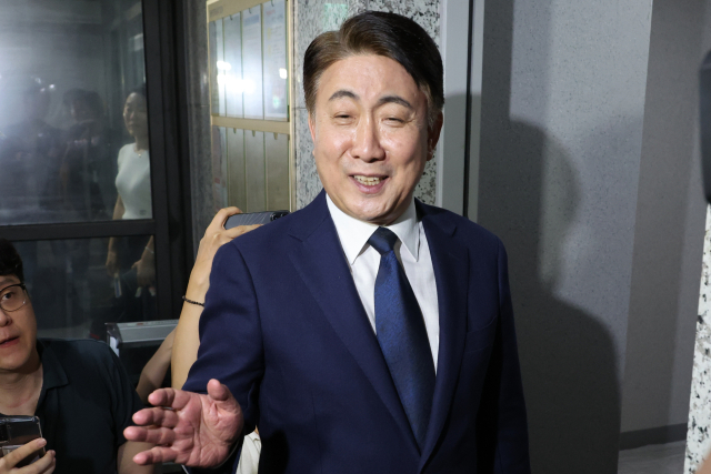 이동관 방송통신위원장 후보자가 8일 오후 정부과천청사 인근에 마련된 인사청문준비단 사무실로 들어가며 취재진의 질문에 대한 답을 피하고 있다. 연합뉴스