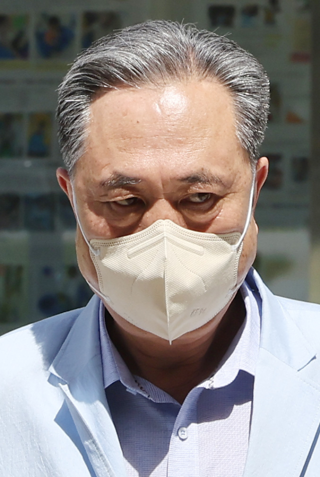 새마을금고중앙회의 펀드 출자 과정에서 금품을 수수한 의혹을 받는 박차훈 새마을금고중앙회장이 8일 오후 구속 전 피의자 심문(영장심사)을 받기 위해 서울동부지법으로 들어서고 있다. 연합뉴스