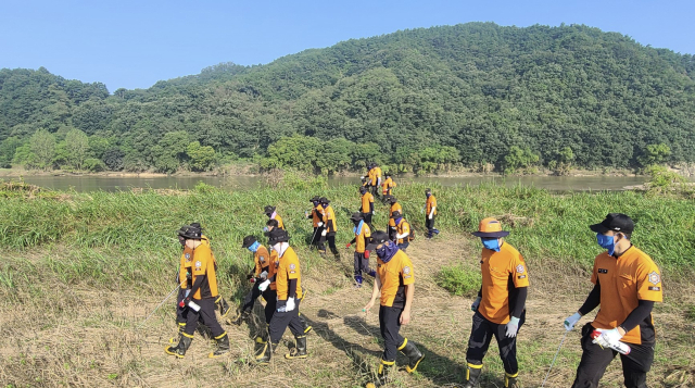 경북 예천에서 폭우로 실존된 주민 2명을 찾기 위해 소방 당국이 수색 작업을 벌이고 있다. 매일신문DB