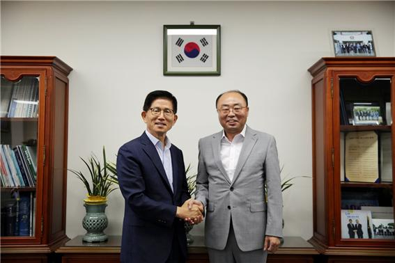 최병욱 정부세종청사연합회 회장(오른쪽)이 8일 경제사회노동위원회에서 김문수 위원장과 기념촬영을 하고 있다. 국토교통부노동조합 제공