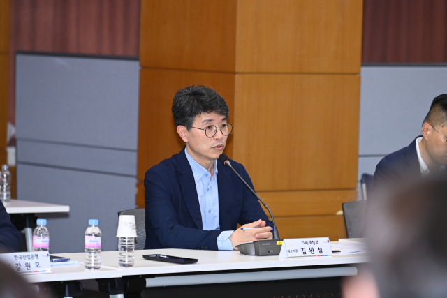 김완섭 기재부 2차관이 지난 7일 김천에서 열린 지역활성화 펀드 시행 관련 간담회 자리에서 모두발언을 하고 있다. 경북도 제공