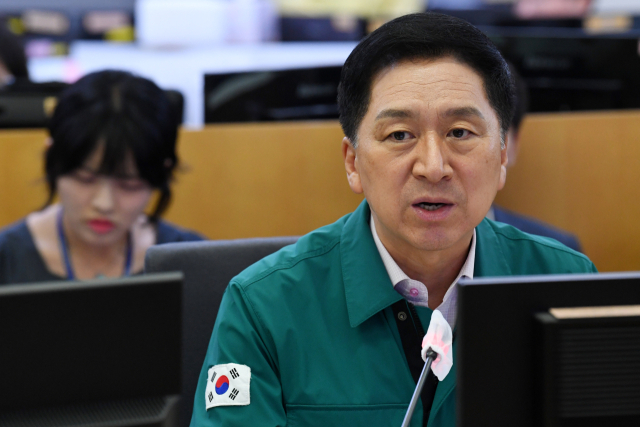 국민의힘 김기현 대표가 8일 서울 동작구 기상청을 방문해 제6호 태풍 카눈(KHANUN) 대비 현황 보고를 받기 전 모두 발언을 하고 있다. 연합뉴스