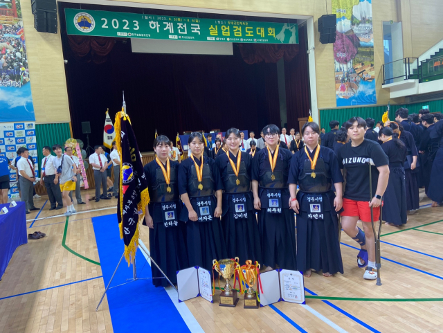 경주시청 직장운동경기부 여자검도팀이 2023 하계 전국실업검도대회 시상식 후 기념촬영을 하고 있다. 경주시 제공