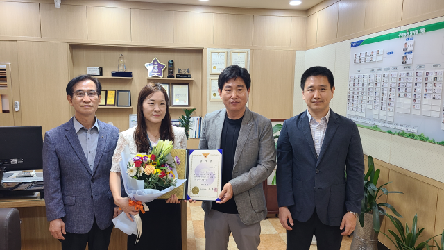 구미경찰서는 보이스피싱 예방을 한 농협 직원에 감사장을 8일 수여했다. 구미경찰서 제공