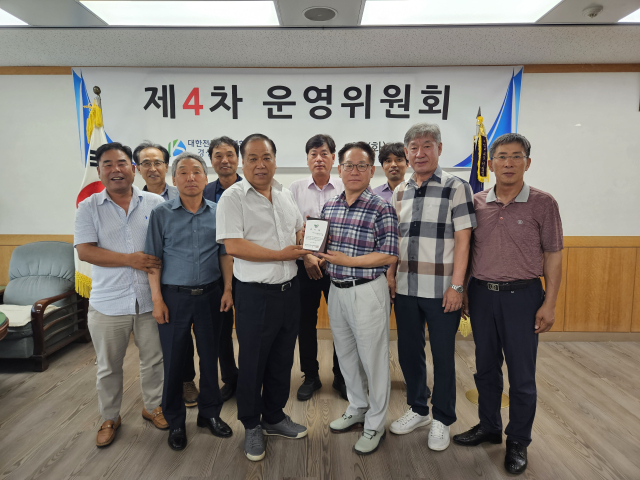 대한전문건설협회 경상북도회(회장 이정철)는 8일 이철우 경상북도인재평생교육진흥원 이사장으로부터 감사패를 받았다. 이날 감사패 전달식에는 경상북도지사인 이철우 이사장을 대신해 임주승 원장 직무대행이 전달했다. 2023.8.9. 전문건설협회 경북도회 제공