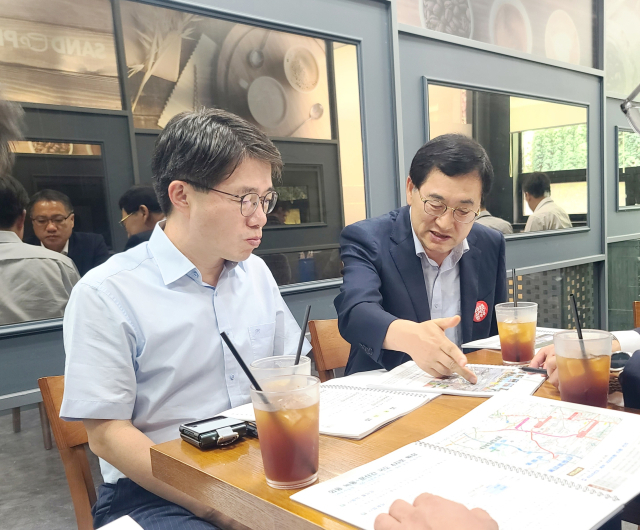 주낙영(오른쪽) 경주시장이 9일 김동일 기획재정부 예산실장을 만나 지역 현안사업과 관련해 국비지원을 건의하고 있다. 경주시 제공