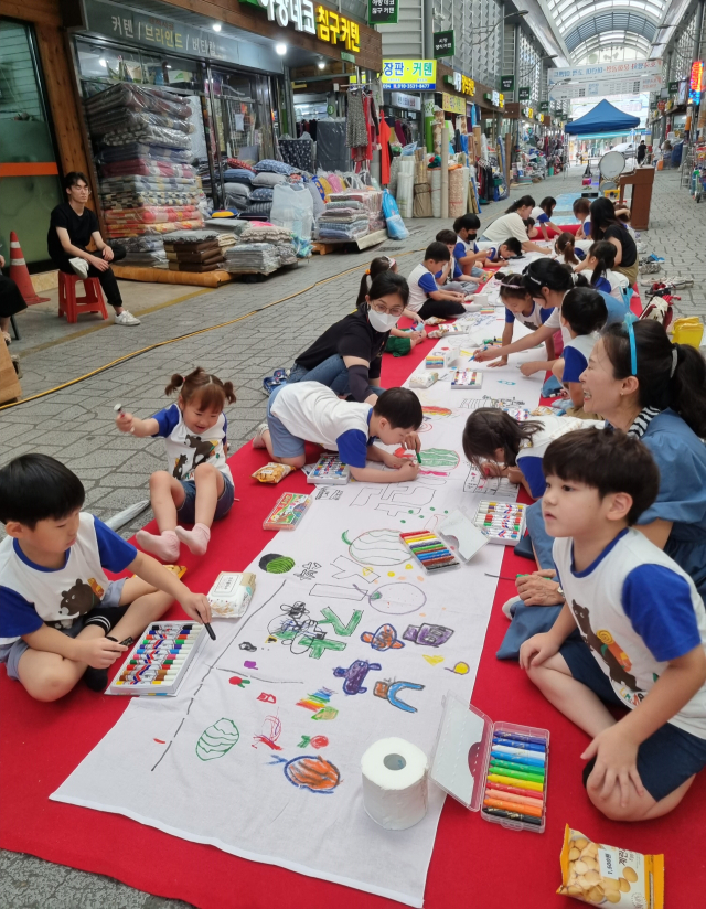 경북 칠곡군은 매주 금·토요일 왜관시장 차 없는 거리를 운영해, 어린이들이 그림그리기를 하고 있다. 칠곡군 제공