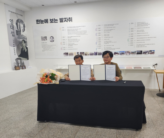 지난 8일 경주시립도서관 1층 로비에서 김윤근(왼쪽) 전 경주문화원장과 최자숙 경주시립도서관장이 함께 기증식을 가진 후 기념촬영을 하고 있다. 경주시 제공