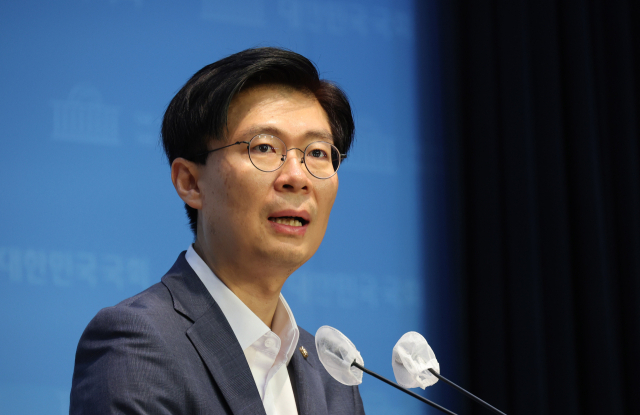 시대전환 조정훈 의원이 9일 오전 서울 여의도 국회 소통관에서 가석방 없는 무기징역·금고형을 신설하고 무기징역·금고 수형자에 대한 가석방 요건을 강화하는 내용을 담은 형법 개정안 발의 기자회견을 하고 있다. 연합뉴스