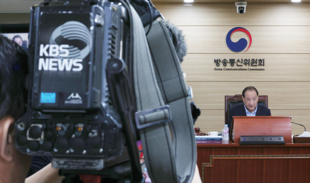 9일 정부과천청사 내 방송통신위원회에서 열린 전체회의에서 김효재 위원장 직무대행이 발언을 하고 있다. 방통위는 이날 서기석 전 헌법재판관을 KBS 이사회 이사로 추천하는 안 등을 상정해 의결했다. 연합뉴스