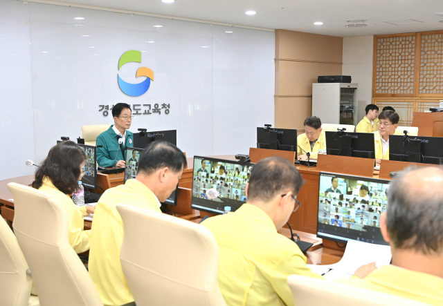임종식 경북도교육감이 9일 본청 간부들과 함께 지역 교육지원청 관계자와 제6호 태풍 카눈에 대비하기 위한 비상대책 회의를 진행하고 있다. 경북교육청 제공