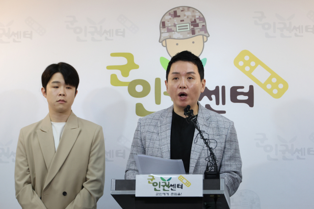 8일 오전 서울 마포구 군인권센터에서 임태훈 소장(오른쪽)과 김형남 사무국장이 집중호우 실종자 수색 도중 급류에 휩쓸려 순직한 고(故) 채수근 해병대 상병 사건과 관련해 카카오톡 단톡방 대화 등 제보 내용을 토대로 브리핑하고 있다. 연합뉴스