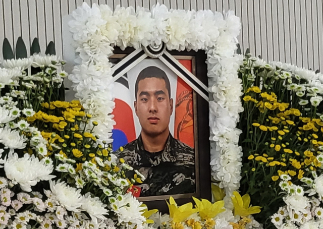 20일 경북 포항 해병대 1사단 김대식관에 실종자 수색 중 순직한 해병대 고 채수근 상병의 빈소가 차려졌다. 사진은 이날 유족들의 동의로 공개된 채 상병의 영정사진. 연합뉴스