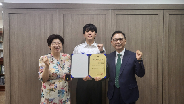 지난 9일 시민 생명 구한 선린대학교 응급구조과 곽영준 학생이 하트세이버 인증서를 받고 있다. 선린대 제공.