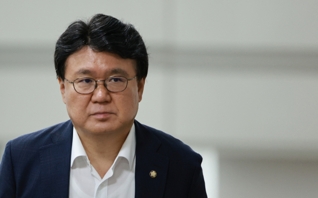 더불어민주당 황운하 의원이 17일 서초구 서울중앙지방법원에서 열린 문재인 정부 당시 청와대의 울산시장 선거 개입 의혹 관련 1심 공판에 출석하고 있다. 연합뉴스