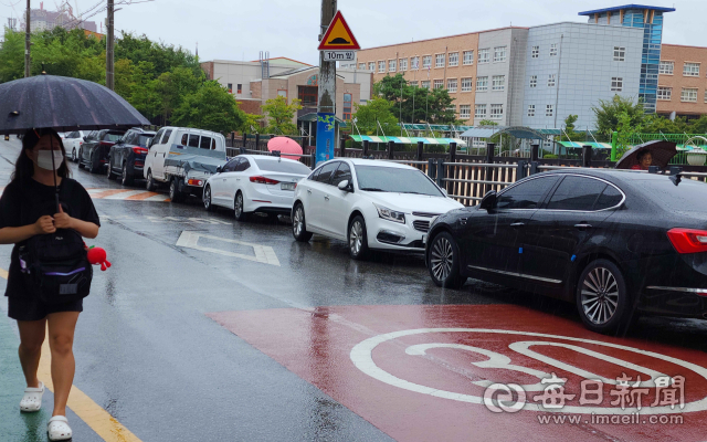 9일 오후 대구 남구 한 초등학교 주변 어린이보호구역에 불법주차된 차량이 줄지어 서 있다. 정운철 기자 woon@imaeil.com
