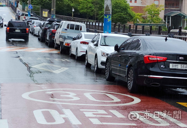 지난 8월 오후 대구 남구 한 초등학교 주변 어린이보호구역에 불법주차된 차량이 줄지어 서 있다. 매일신문 DB