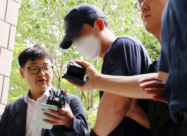 인천 번화가에서 살인을 저지르겠다는 협박성 글을 인터넷에 올린 혐의를 받는 40대 남성이 7일 오후 구속 전 피의자 심문(영장실질심사)을 받기 위해 인천지법으로 들어서고 있다. 연합뉴스
