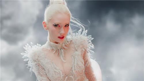 '적십자 로고 무단 사용' 전소미 뷰티 브랜드, 고발당했다