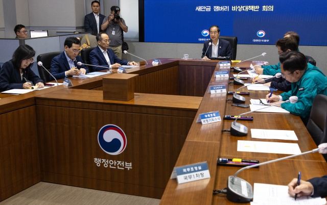 한덕수 국무총리가 9일 오전 서울 종로구 정부서울청사 내 상황실에서 열린 새만금 잼버리 비상대책반 회의에 참석해 잼버리 참가자에 대한 철저한 지원을 당부하는 발언을 하고 있다. 연합뉴스