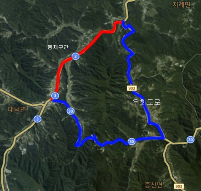 태풍 카눈의 영향으로 김천시 지례면 여배리 증산교차로에서 대덕면 관기리 대덕삼거리 구간의 차량 이동이 제한됐다. 신현일 기자