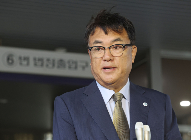 고 노무현 전 대통령의 명예를 훼손한 혐의로 재판에 넘겨진 국민의힘 정진석 의원이 10일 오후 서울 서초구 서울중앙지방법원에서 열린 1심 선고 공판에서 징역 6개월을 선고받은 뒤 발언하고 있다. 연합뉴스