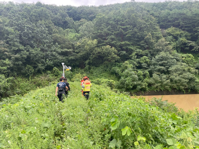 10일 대구 달성군 가창면에서 휠체어를 타던 60대 장애인이 물에 빠졌다는 신고를 받고 소방 당국이 수색을 하고 있다. 대구소방안전본부 제공.