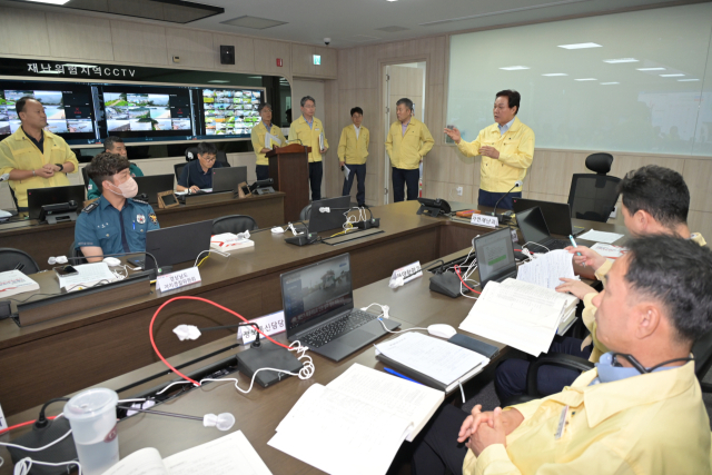박완수 경남도지사가 재난안전상황실에서 태풍 대비태세를 진두지휘하고 있다. [사진=경남도]